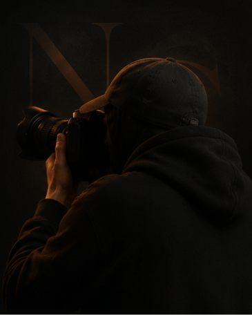 Silhouette de Matt de dos, appareil photo professionnel devant le visage